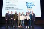 Preisträger der Kategorie „Innovation“: 1. Platz RHI Magnesita GmbH (Alexander Leitner), 2. Platz Wien Energie GmbH (Arabel Long) mit Vertreter:innen der Träger und Sponsoren (Elisabeth Punesch/Land NÖ und Anton Kasser/ARGE Abfallverbände)