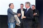ÖWAV-Präsident Martin Niederhuber überreicht den Hautpreis an Alexander Leitner (RHI Magnesita GmbH), im Hintergrund Martin Prieler (ARA) und Harald Höpperger (FV Entsorgungs- und Ressourcenmanagement)