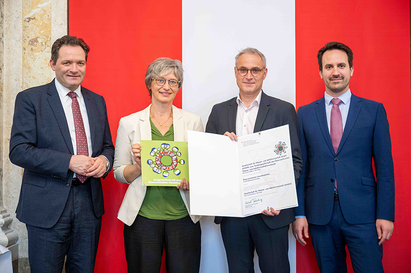 Norbtert Totschnig, Isabella Ebner, Daniel Resch und Christoph Wiederkehr bei der Verleihung der Urkunde des Umweltzeichens